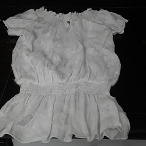 "Adorable white blouse 🤍🌼🥼🌼